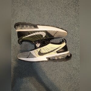 Nike sneakers size 9 brand new